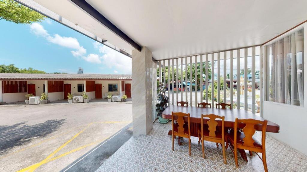 סי ראצ'ה Deejai Hotel מראה חיצוני תמונה