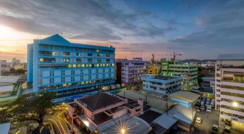 סי ראצ'ה Deejai Hotel מראה חיצוני תמונה